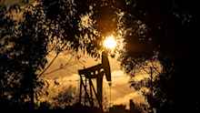 Oil dips 1% despite potential US-China trade talks