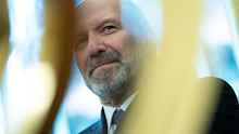 Lutnick: 10% tariff on UK stays on